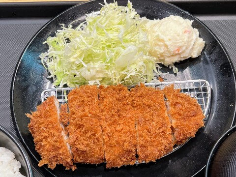 【松のや】格安で味わえる主力商品。「ロースかつ定食」【定番メニュー】