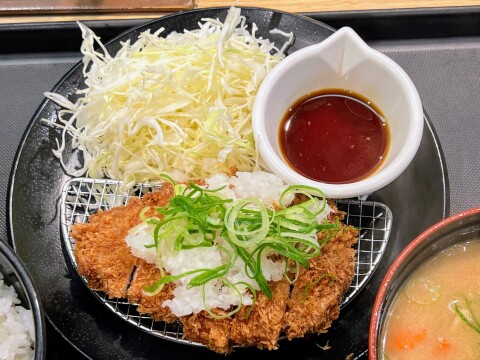 【松のや】大根おろしとポン酢でサッパリといただく。「鬼おろしポン酢ロースかつ定食」【定番メニュー】