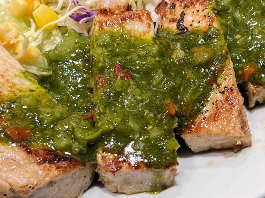 【松屋】話題のソースが装い新たに戻ってまいりました。「チミチュリソース厚切りポークグリル定食」（2026年3月）【店舗限定】