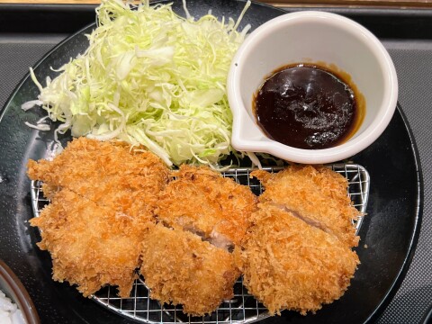 【松のや】とても柔らかくて食べやすい食感が特徴の 「角煮かつ（3枚）定食」（2023年10月）【過去の限定メニュー】