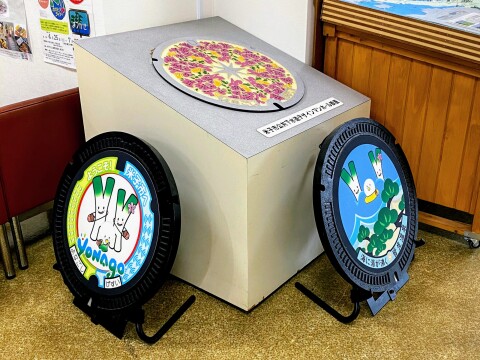 【ご当地マンホール】米子市観光センターに展示されているマンホール標本3点（2021年6月撮影）【鳥取県米子市/皆生温泉/ヨネギーズ】