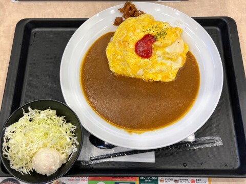 【松のや・マイカリー食堂併設店】「モーニングオムレツカレー・マイカレーソース」「朝ラッシー」(2024年2月)【朝メニュー】