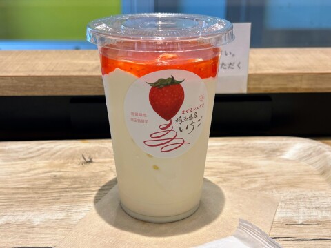 【モスバーガー】地産地消で地域貢献、プレミアムいちご県の底力。「まぜるシェイク 埼玉県産いちご」（2025年7月撮影）【期間限定】