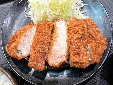 【松のや】ボリュームたっぷりの贅沢なトンカツ、「極厚ロースかつ」（2024年11月）【過去の限定メニュー】