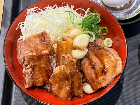 【松のや】見た目も良し、食べて良し、「豚唐揚」乗せの丼。「にんにく醤油のムートート丼”タイ風豚バラ唐揚丼”」（2024年4月）【過去の限定メニュー】