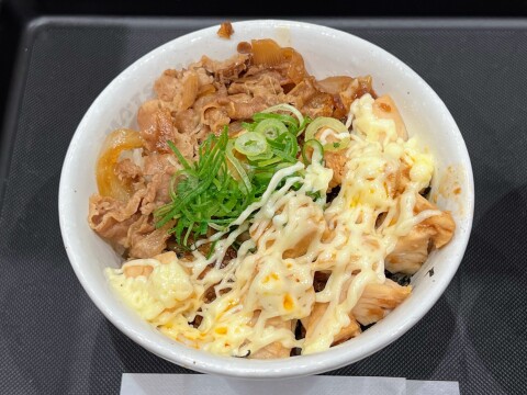 【松屋】「炙りマヨ辣鶏めしコンボ牛めし」（2026年3月）【期間限定】