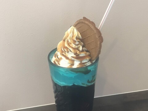 【ご当地グルメ】「すなば珈琲 水木ロード店」にてキャラメルウインナーコーヒー（アイス）をいただく（2019年5月撮影）【鳥取県境港市/お菓子の壽城】