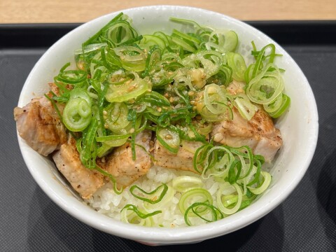 【松屋】極厚肉に生まれ変わった定番丼。「ネギ塩丼（豚ロースグリル版）」（2026年4月）【期間限定】
