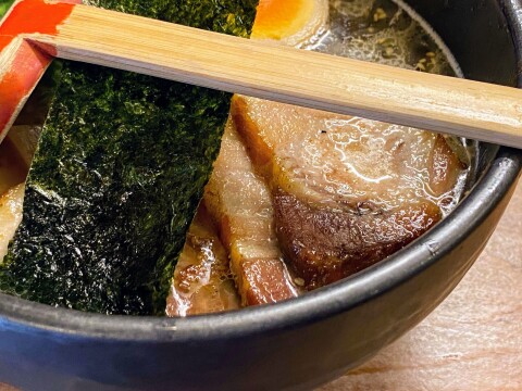 【ご当地グルメ】牛骨ラーメンの名店「ごっつおらーめん 倉吉本店」：「ごっつお炙りチャーシューめん」（2020年7月撮影）【鳥取県倉吉市】