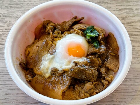【セイコーマート】北海道の名物グルメを店内調理で気軽に食せる。「豚丼(温玉)」(2026年5月撮影)【定番商品】