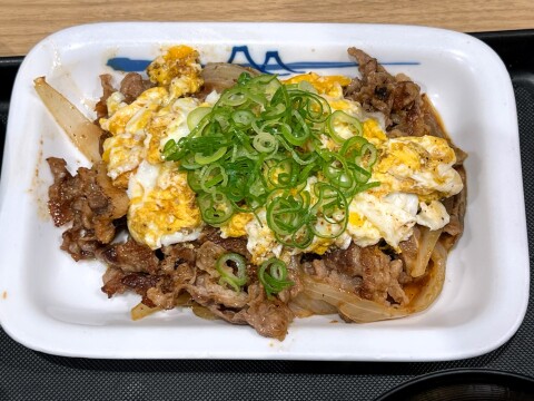 【松屋】玉子と牛肉、ニンニクソースのコラボレーション。店舗限定販売の「スクランブルエッグ焼肉定食」を食べてみた（2024年10月）【過去の限定メニュー】