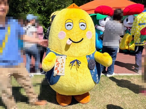 【ゆるキャラ】2025バラまつり:福島県南会津町のキャラクター「んだべぇ」の様子(2025年5月11日)【埼玉県伊奈町/伊奈町制施行記念公園】