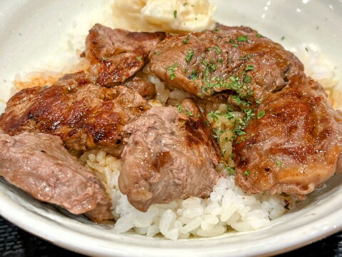 【松屋】ボリューム満点のステーキ丼! 「カットヒレステーキ丼」を食べてみた(2024年10月)【過去の限定メニュー】