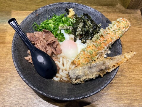 【ご当地うどん】「讃岐の男うどん」さんすて岡山店の「男の肉ぶっかけうどん」（2021年12月撮影）【岡山県岡山市】