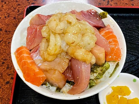 【ご当地グルメ】日本海の海の幸を丼で一挙にペロリ!? 「魚料理 海」で「鳴石丼」をいただく(2021年11月撮影)【鳥取県琴浦町】