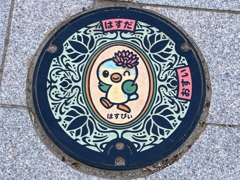 【ご当地マンホール】JR蓮田駅東口:蓮田市のキャラクター「はすぴぃ」のマンホール(2024年4月撮影)【埼玉県蓮田市】
