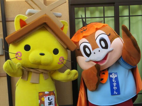 【ゆるキャラ】ご当地キャラ博in彦根2019：「しまねっこ」（左）と「もずやん」（右）の2ショット（2019年10月20日）【滋賀県彦根市】