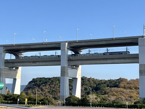 【鉄道】与島パーキングエリア：瀬戸大橋を走行中の「快速マリンライナー」号（2022年12月撮影）【香川県坂出市】