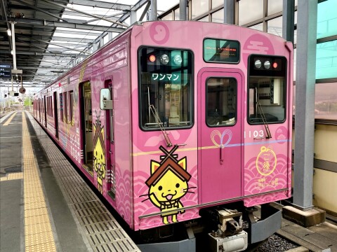 【一畑電車】リニューアル後の「ご縁電車しまねっこ号II」:通称「しまねっこの走る別荘」(2021年4月撮影)【島根県出雲市/電鉄出雲市駅】