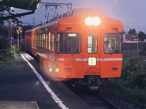 【一畑電車】伊野灘駅に入線する「一畑電車2104号・2114号」(2020年8月撮影)【島根県出雲市】