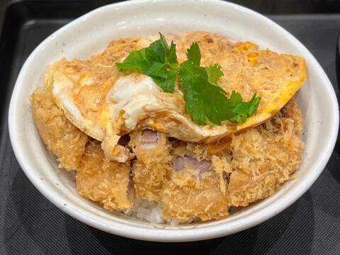 【松屋松のや併設店】「“国産雪国育ち”ロースかけかつ丼」（2026年10月）【店舗限定】
