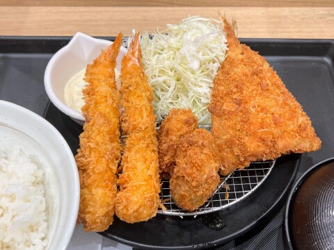 【松のや】2026年10月21日15時から1週間限定で盛合せ定食の揚げ物増量セール!!【カキフライ/アジフライ/海老フライ/唐揚げ】