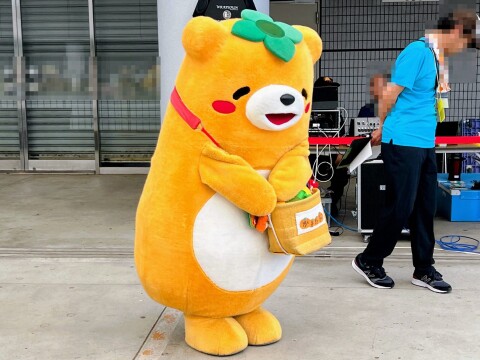 【ゆるキャラ】「ごほうび浪漫博TOKYO ご当地キャラ偏愛サミット」：JAわかやま紀北地域本部のキャラクター「かきたん」の様子（2026年5月30日）【東京都調布市/京王閣競輪場】